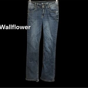 Wallflower jeans with button back pockets size 9 reg. Bootcut luscious curvy fit